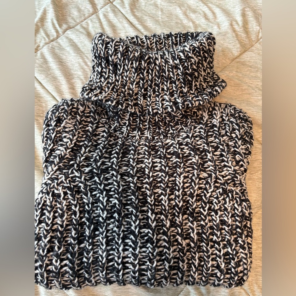 Vero Moda black and white chunky oversized knit turtleneck. Size XS , NWOT
